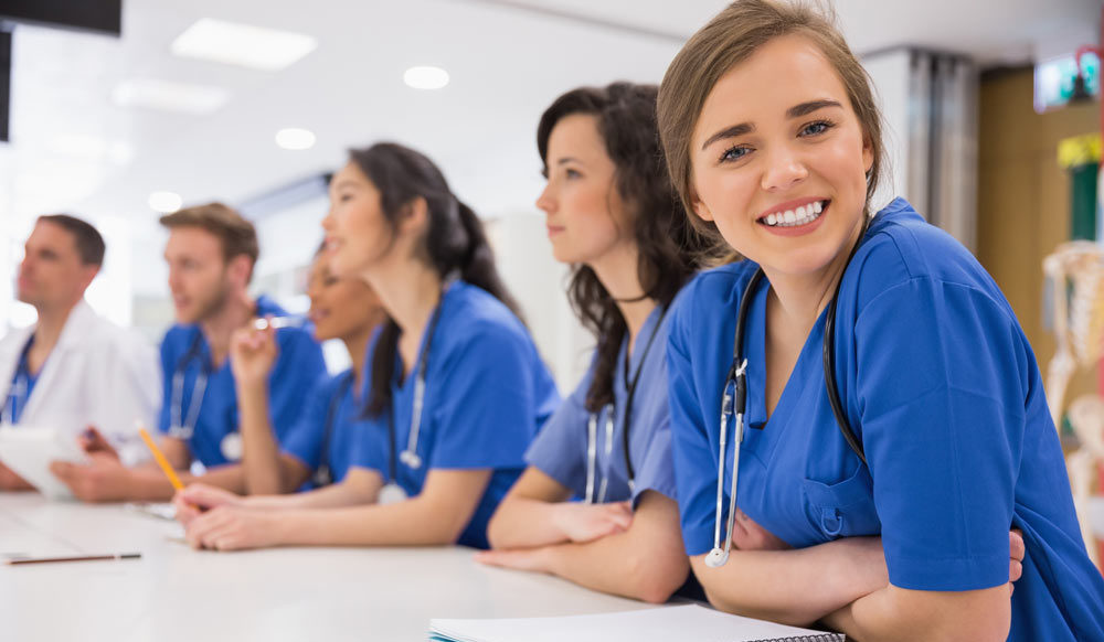 Herméticamente intermitente Fielmente Conseguir ser enfermera o enfermero, ¿Cómo es la formación en Alemania? - Trabajo  Enfermera
